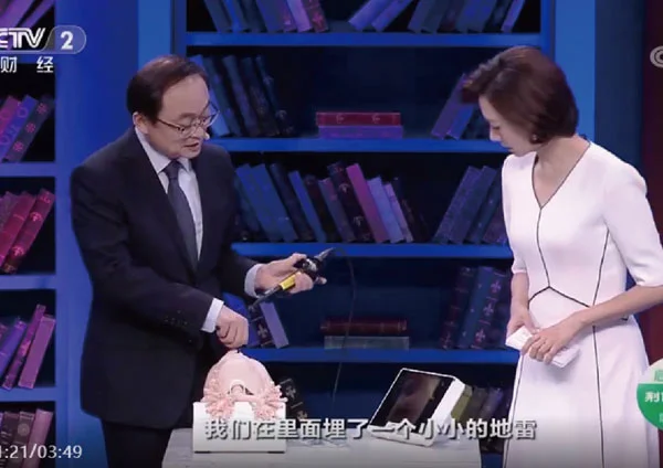 上海长海医院教授演示外科手术