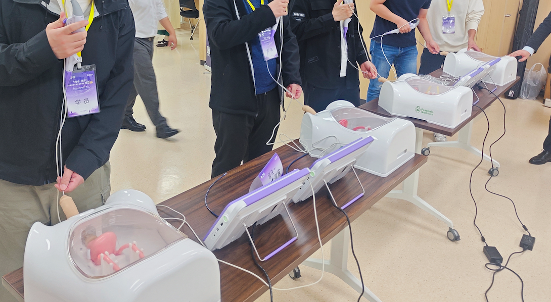 璞临医疗泌尿训练模型实操培训现场.png